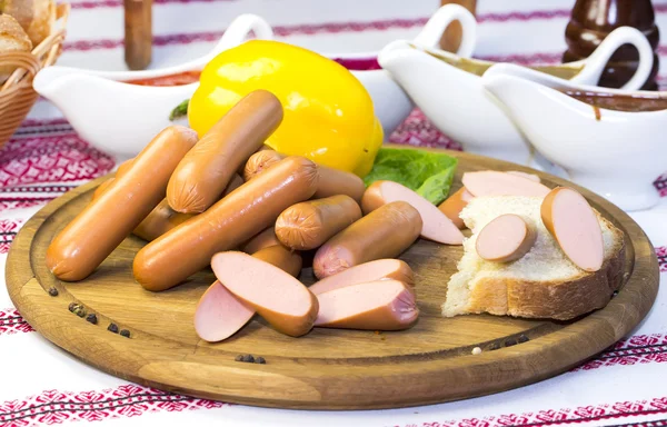 Embutidos en plato de madera —  Fotos de Stock