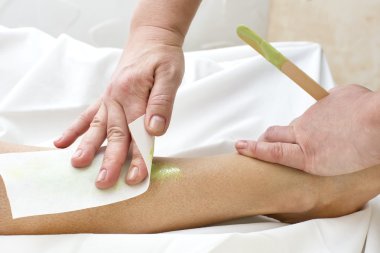 Depilasyon yapıyor kadın