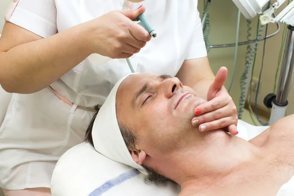 Man in a beauty salon — Stock Photo, Image