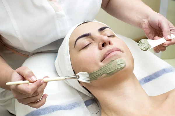 Mujer durante el procedimiento facial — Foto de Stock
