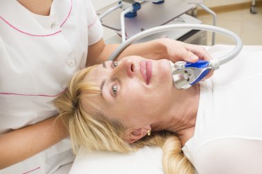 Kadın yüz işlemi sırasında