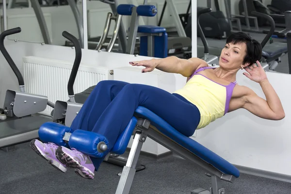 Culturista haciendo ejercicio en el gimnasio —  Fotos de Stock