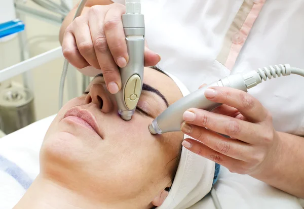 Femme pendant la procédure faciale — Photo