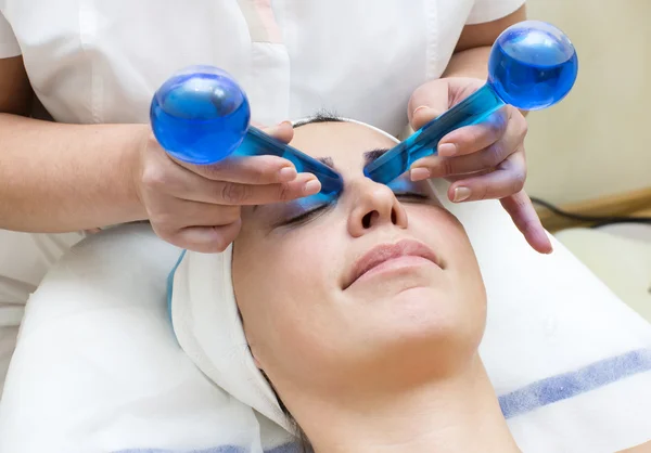 Mujer durante el procedimiento facial —  Fotos de Stock