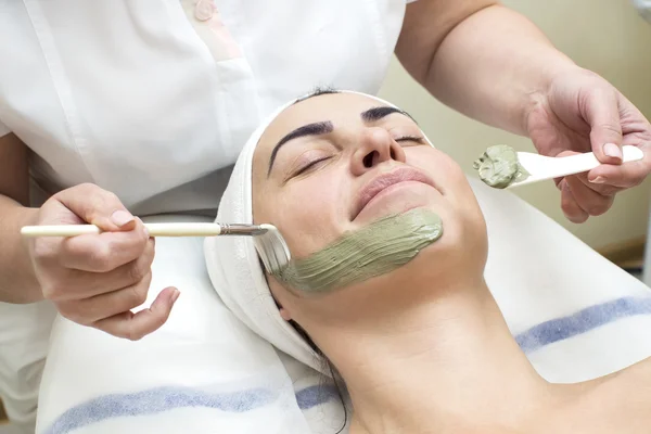 Vrouw tijdens gezicht procedure — Stockfoto