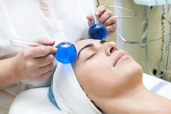 Femme pendant la procédure faciale — Photo