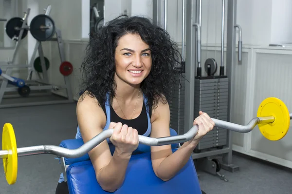 Femeie exercitarea în sala de gimnastică — Fotografie, imagine de stoc