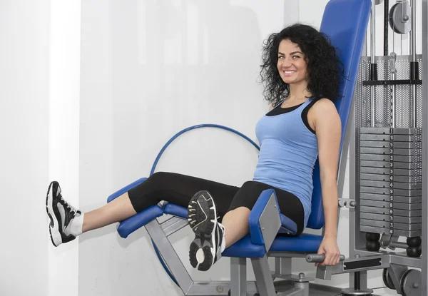 Donna che si allena in palestra — Foto Stock