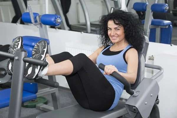 Vrouw in de sportschool — Stockfoto