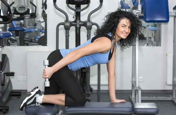 Vrouw in de sportschool — Stockfoto