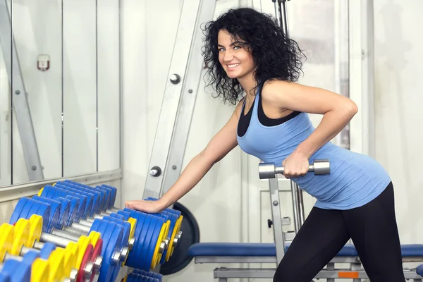 Mujer haciendo ejercicio en el gimnasio — Foto de Stock