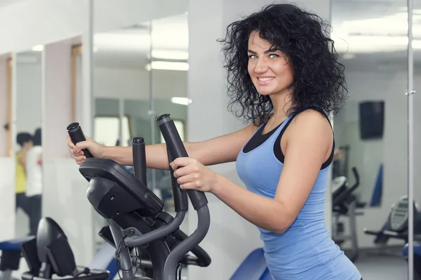 Spor salonunda egzersiz yapan kadın. — Stok fotoğraf