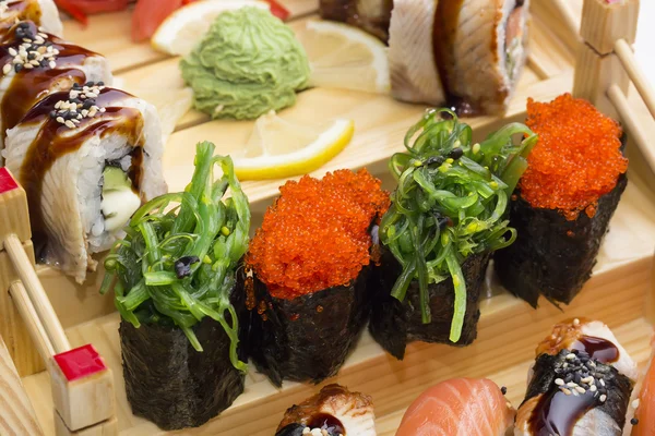 Pyszne sushi rolki zestaw — Zdjęcie stockowe