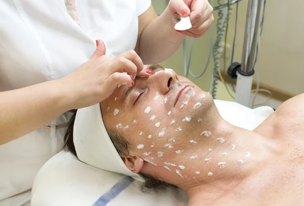 Homme dans un salon de beauté — Photo