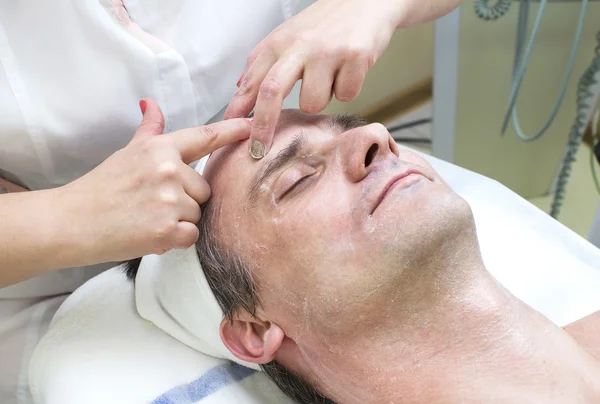 Man in a beauty salon — Stock Photo, Image