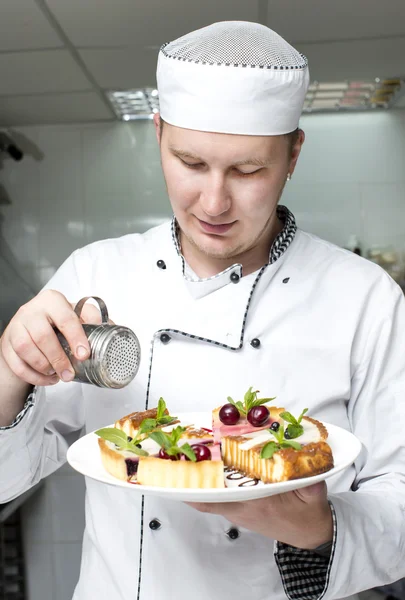 Chef menyiapkan makanan penutup — Stok Foto