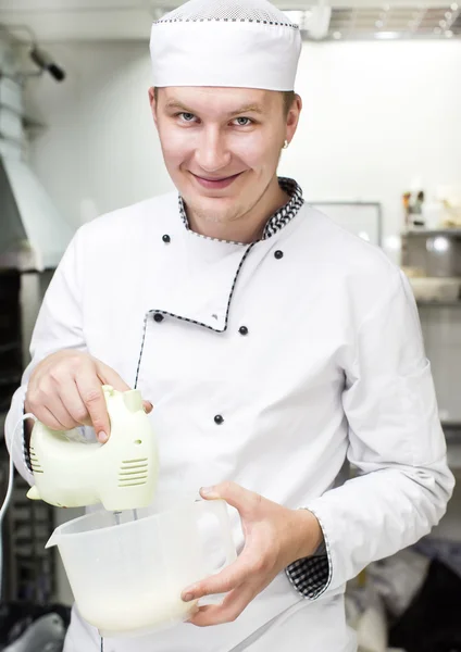 Koch bereitet Dessert zu — Stockfoto