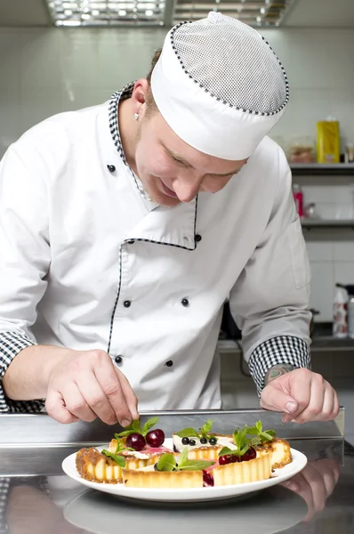 Koch bereitet Dessert zu — Stockfoto