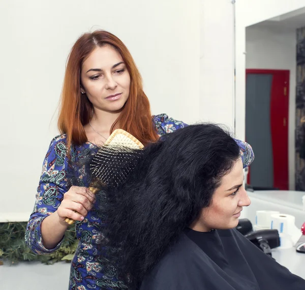Mulher fazendo penteado — Fotografia de Stock
