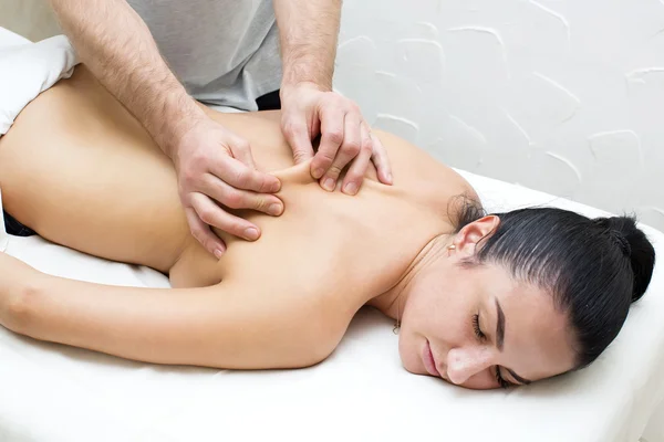 Schöne Frau bekommt Massage — Stockfoto