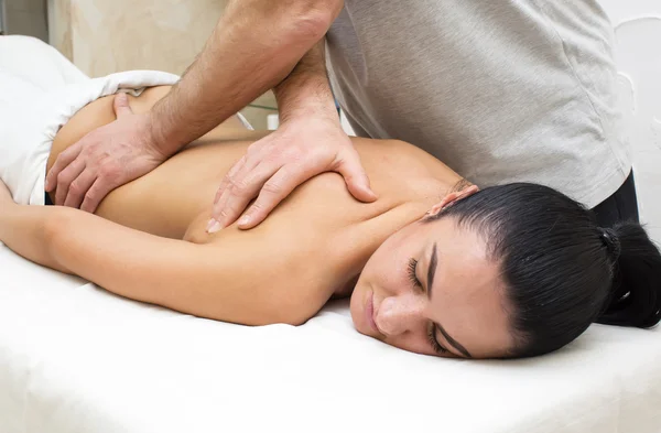 Schöne Frau bekommt Massage — Stockfoto