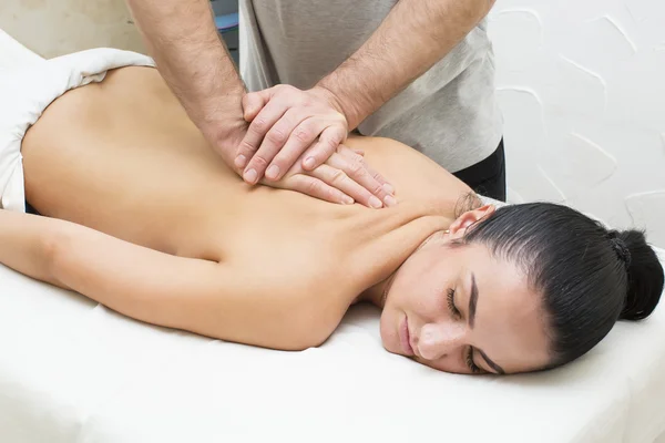 Mooie vrouw krijgen massage — Stockfoto