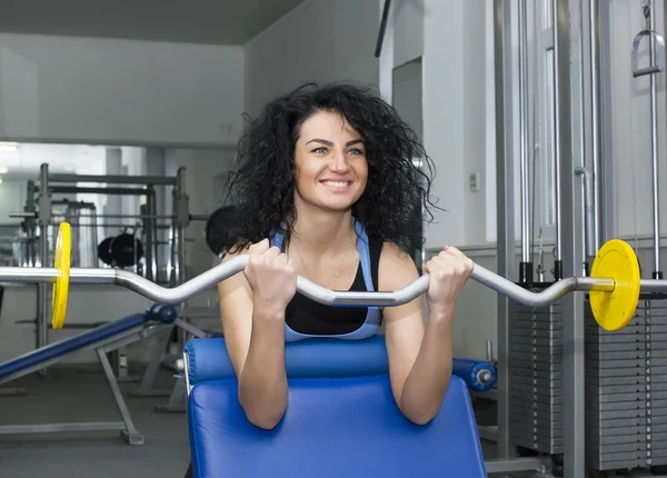 Spor salonunda egzersiz yapan kadın. — Stok fotoğraf