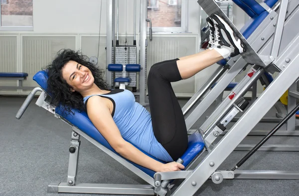 Femme faisant de l'exercice au gymnase — Photo