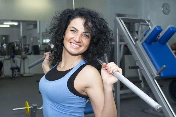 Donna che si allena in palestra — Foto Stock