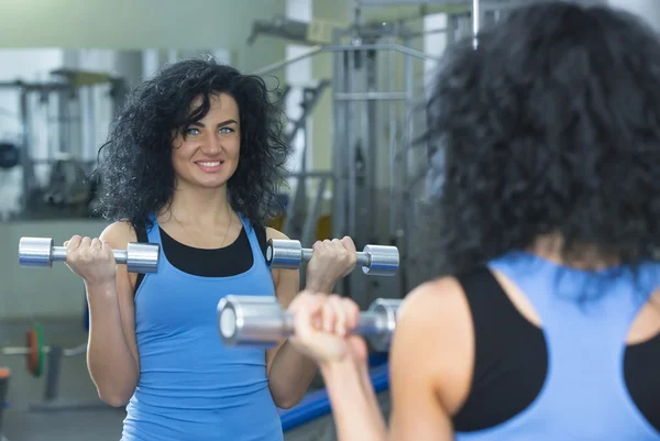 Spor salonunda egzersiz yapan kadın. — Stok fotoğraf