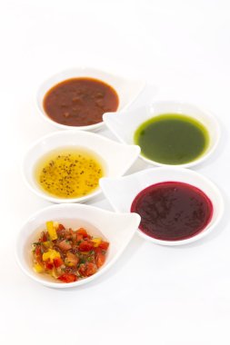 Beyaz kase farklı sos