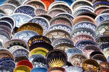 Bir şekilde dekore edilmiş marocco plakaları