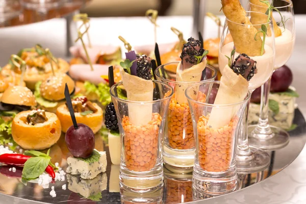 Canapés de fromage, de viande et de fruits de mer — Photo