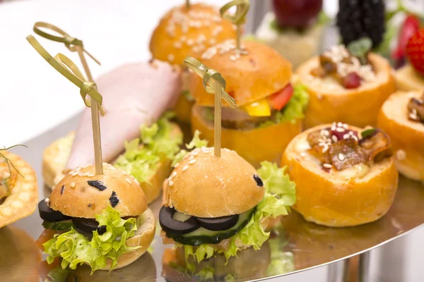 Canapés de queijo, carne e frutos do mar — Fotografia de Stock