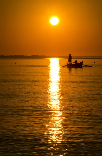 Alba e barca con pescatori — Foto Stock