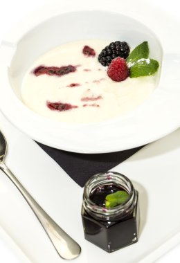 İrmik lapası çilek ile