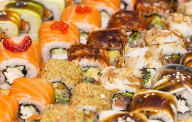 Balık ve sebze ile rulo