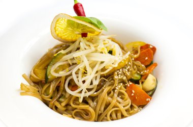 Pirinç noodle sebzeli