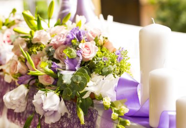 Çiçekler ve mumlar masada