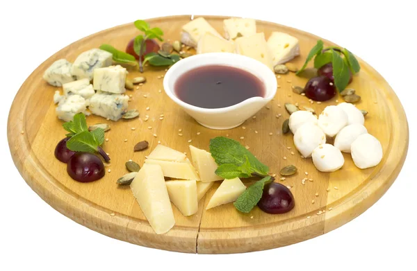 Placa de diferentes tipos de queso — Foto de Stock
