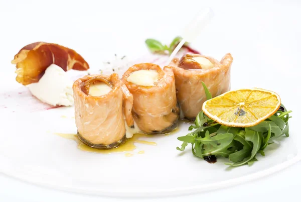 Rouleaux de saumon cuits au four — Photo