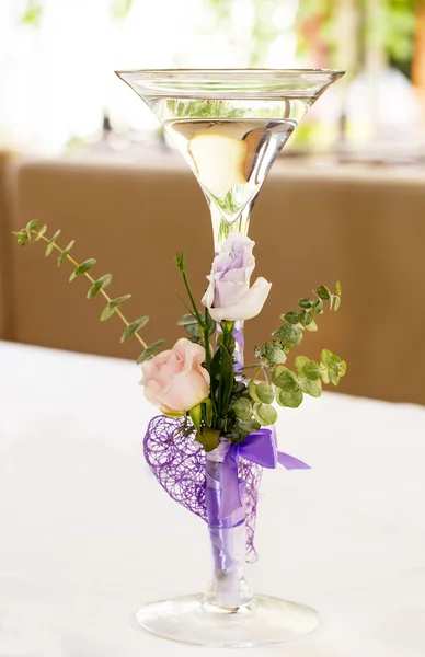 Becher mit Getränken und Blumen — Stockfoto