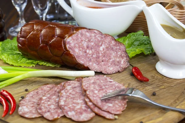 Salchicha sobre plato de madera — Foto de Stock