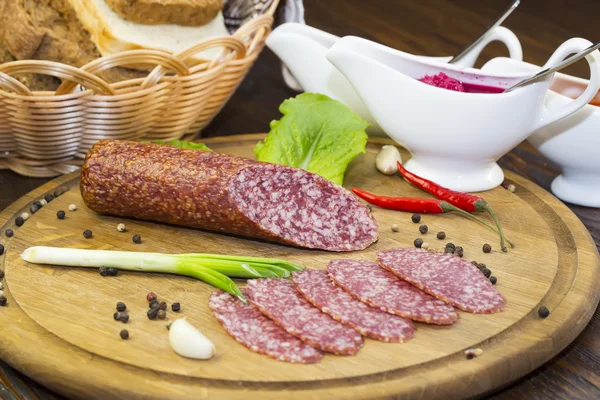 Salchicha sobre plato de madera —  Fotos de Stock