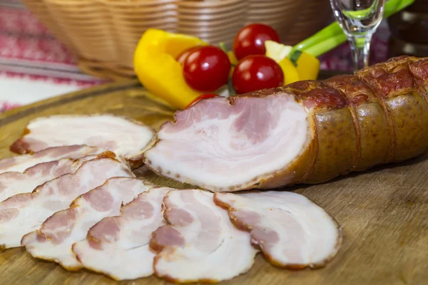 Räucherfleisch auf dem Tisch — Stockfoto