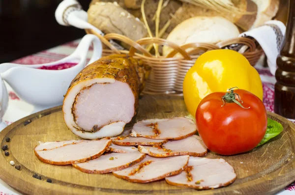 Gerookt vlees op tafel — Stockfoto