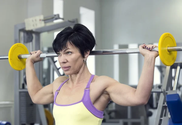 Bodybuilder uitoefenen in de sportschool — Stockfoto