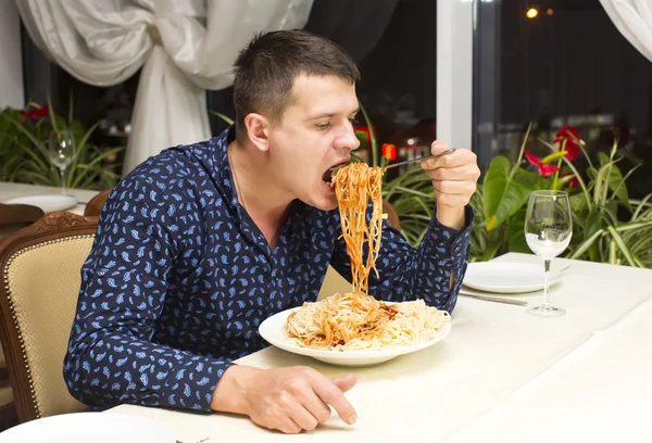 Man eating pasta — Stock Photo, Image