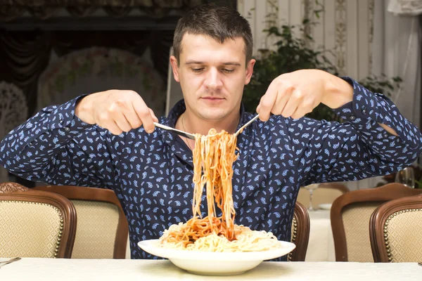 Man yemek makarna — Stok fotoğraf