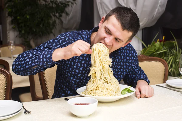 Homem comendo massa — Fotografia de Stock